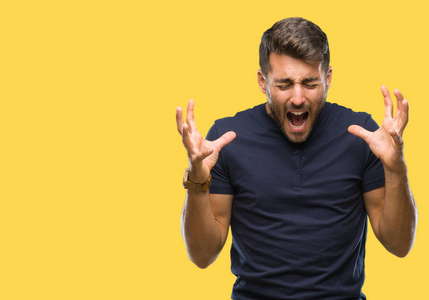 在孤立的背景下庆祝疯狂和疯狂的成功,举起手臂和闭上眼睛尖叫兴奋