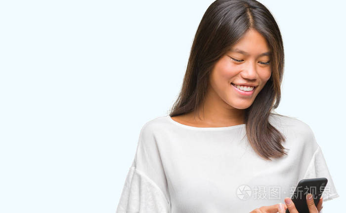 年轻的亚洲女人用智能手机，脸很开心
