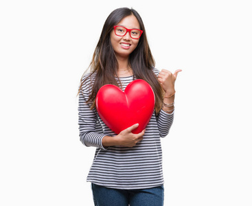 年轻的亚洲女人抱着一颗孤独的心