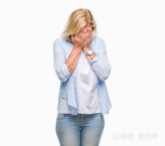 中年金发女人背景偏僻悲伤的表情用手捂住脸哭泣抑郁的概念