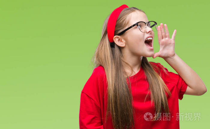 年轻漂亮的女孩戴着眼镜在孤立的背景上大声喊叫和尖叫,手在嘴上.