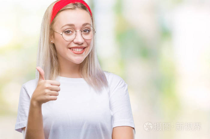 赞许的表情看着相机,显示出成功.