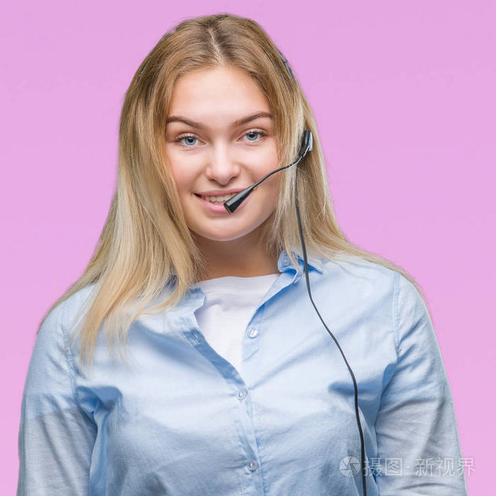 年轻的白种人商务女性戴着呼叫中心耳机，在孤立的背景下，脸上带着快乐和凉爽的微笑。很幸运的人。