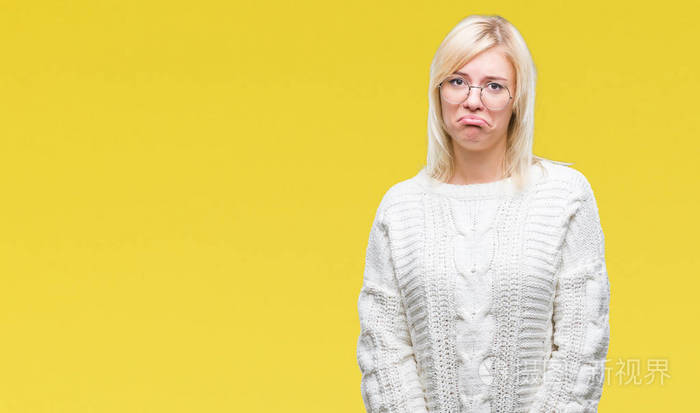 的毛衣和眼镜在孤立的背景下沮丧和担心痛苦哭泣愤怒和害怕悲伤的表情