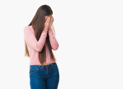 中国小孩子哭泣年轻的中国妇女在孤独的背景下戴着眼镜,悲伤的表情