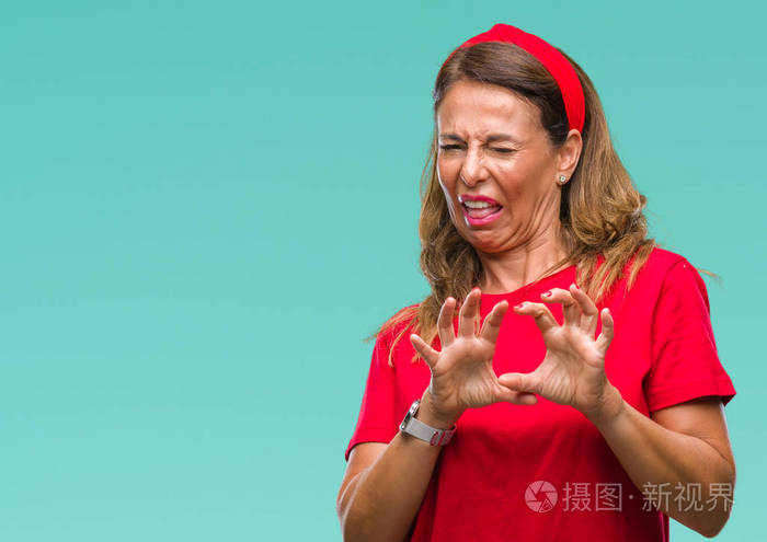中年老年西班牙裔妇女在孤立的背景下厌恶表情不高兴和恐惧做厌恶面对