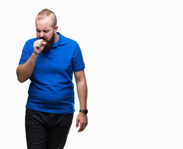 年轻的白种人臀部男子穿着蓝色衬衫，在孤立的背景下感到不适，咳嗽作为感冒或支气管炎的症状。保健概念。