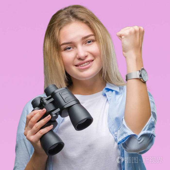 年轻的白种人女人拿着望远镜在孤立的背景上烦恼和沮丧,愤怒,疯狂地