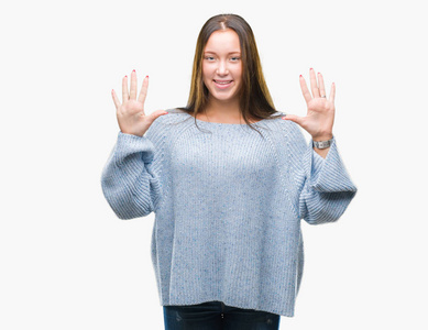 年轻美丽的白种人女人穿着冬天的毛衣，在孤立的背景下，用十号手指，微笑着自信和快乐。