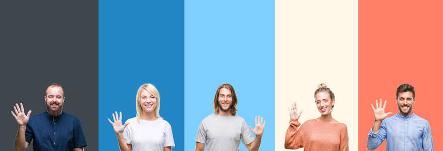 拼贴的休闲年轻人在五颜六色的条纹上，孤立的背景显示和举着手指第五，同时微笑自信和快乐。