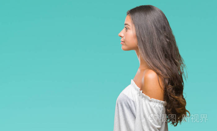 年轻美丽的阿拉伯女人在孤立的背景下,看着侧面放松的轮廓,自然的脸