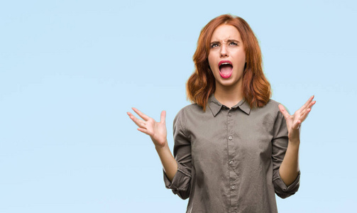 年轻漂亮的女人在孤立的背景上疯狂和疯狂的喊叫和喊叫,咄咄逼人的