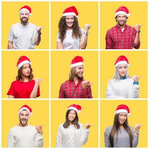 拼贴的一群年轻人戴着圣诞帽，在黄色的孤立的背景上微笑，快乐的脸看着，用拇指指向一边。