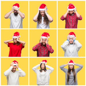 拼贴的一群年轻人戴着圣诞帽，在黄色的孤立背景下，因为头痛绝望和压力，因为疼痛和偏头痛。 手放在头上。