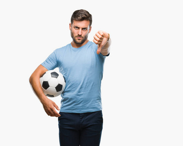 年轻帅哥独自背着足球，满脸怒容，反面表示不喜欢，拇指朝下，拒绝概念