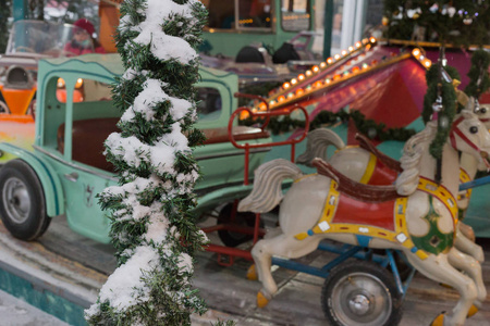 在德国南部，慕尼黑和斯图加特附近的历史集市上，孩子们在12月的圣诞假期玩着快乐的旋转木马