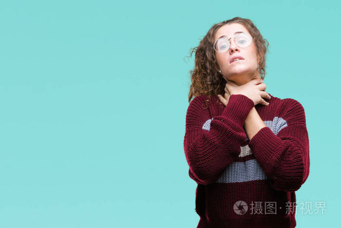 美丽的黑发卷发年轻女孩戴着眼镜,在孤立的背景上大喊大叫,窒息,因为