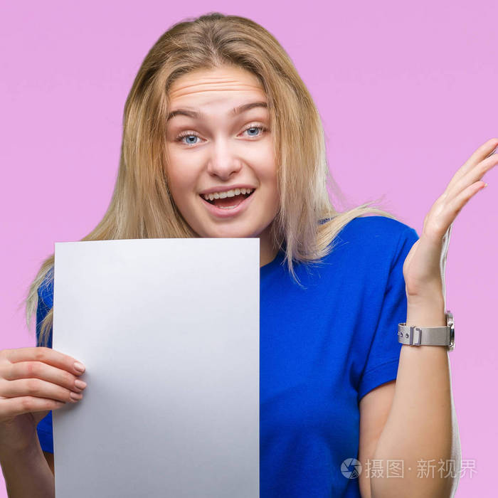 的背景上非常高兴和兴奋的胜利者的表情庆祝胜利微笑着尖叫举起双手