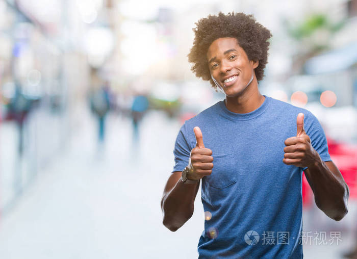 美国黑人男子超越孤立的背景成功标志做积极的手势用手竖起大拇指微笑