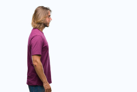 年轻英俊的男人,长发,戴着太阳镜,在孤立的背景下,看着侧面放松的轮廓