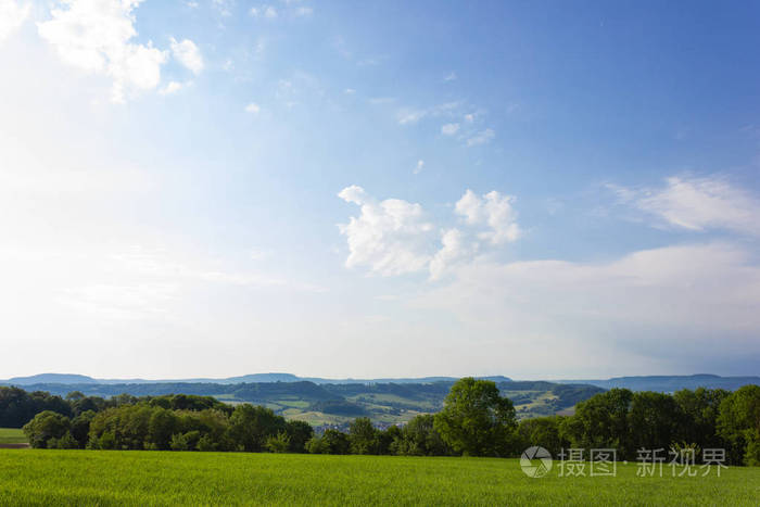 德国南部多山的春天，阳光明媚，绿草如茵，蓝天碧蓝