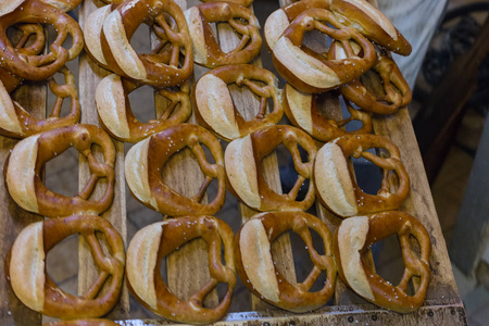 在德国南部的一家面包店，在一个带有金色棕色美味颜色的烤箱里烤糕点和面包