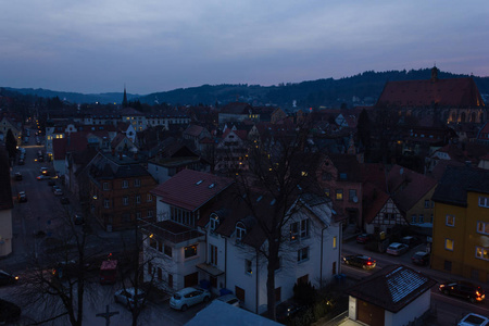 德国南部历史名城施瓦比希格穆恩德的城市，在蓝小时亮，在亮着深蓝色的天空