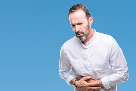 中年老汉过孤立的背景,手放在肚子上,因为恶心疼痛疾病感觉不适.