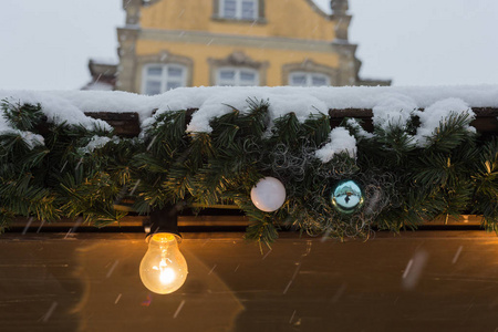 圣诞节市场的降雪，灯光和装饰在德国南部城市慕尼黑和斯图加特附近的历史市场，12月3日来临
