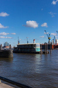 汉堡集装箱码头码头设施和船只在三月的下午阳光明媚，蓝天和云彩