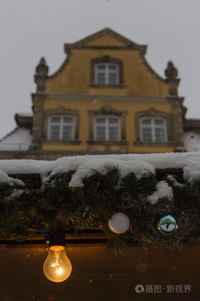 圣诞节市场的降雪，灯光和装饰在德国南部城市慕尼黑和斯图加特附近的历史市场，12月3日来临