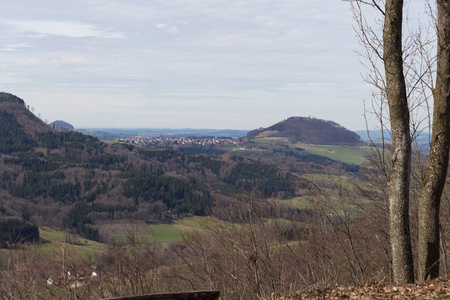 在晴朗的蓝天日复活节，德国南部的山景