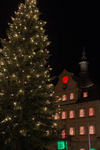 靠近市场的市政厅，圣诞节来临的时候，晚上，在德国南部的一个历史城市，12月，靠近慕尼黑和斯图加特市