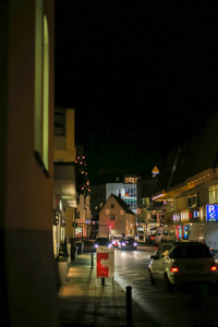 圣诞节时的购物中心，交通繁忙的道路上，12月，南德夜，靠近慕尼黑和斯图加特市。