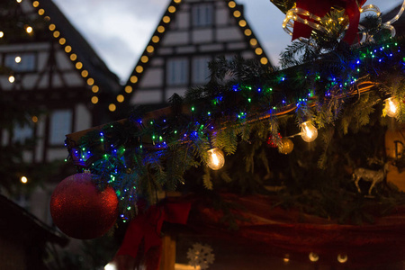 圣诞节装饰在德国的冒险圣诞市场在12月冬季晚上。