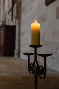 在历史名城南德城教堂内的烛光