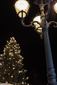 12月傍晚，慕尼黑和斯图加特附近的南德城历史市场上模糊的圣诞树出现