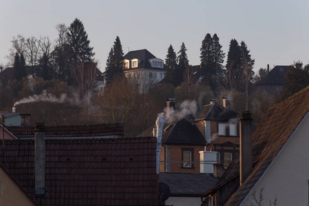 德国南部东部春季历史建筑烟囱冒烟