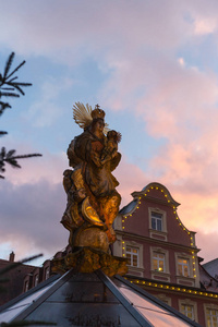 在德国南部历史城市，靠近慕尼黑和斯图加特市的圣诞雕像和物品，在12月的冬季傍晚