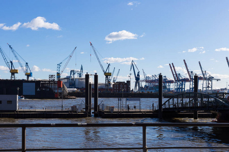 汉堡码头设施和船只在三月的下午阳光明媚，蓝天和云彩