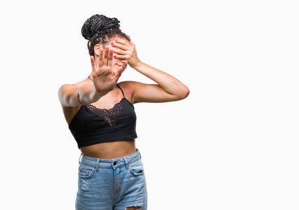 在有色关闭年轻的辫子非裔美国人,有色素沉着缺陷的出生标记,在孤立的