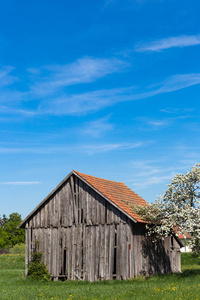 德国南部的老木屋春天，蓝天，阳光明媚