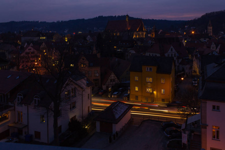 德国南部历史名城施瓦比希格穆恩德的城市，在蓝小时亮，在亮着深蓝色的天空