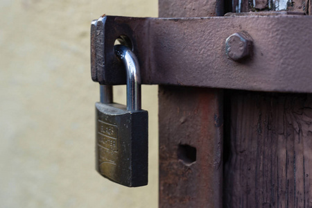 历史城市后院老式门锁照片
