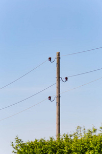德国南部春季晴天时蓝天地平线上的电线杆