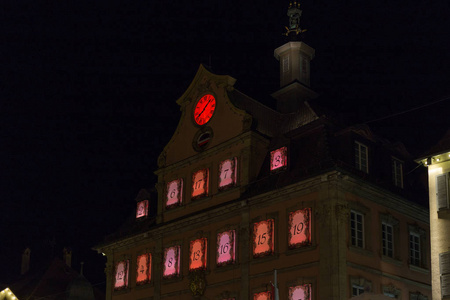 靠近市场的市政厅，圣诞节来临的时候，晚上，在德国南部的一个历史城市，12月，靠近慕尼黑和斯图加特市