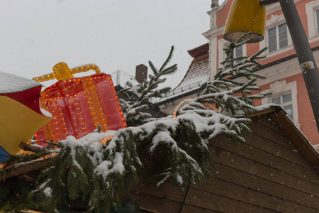 圣诞节市场的降雪，灯光和装饰在德国南部城市慕尼黑和斯图加特附近的历史市场，12月3日来临