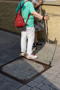 德国南部的高级女士和旅游棒一起散步。