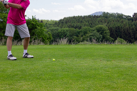 在德国南部的春天，男人在绿色的草坪上打高尔夫球