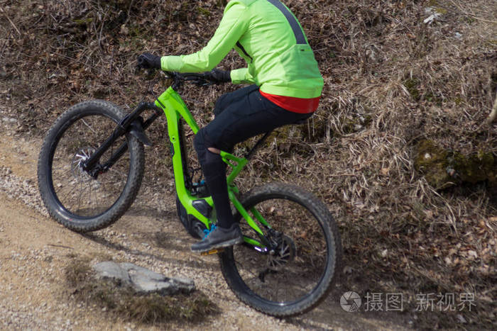 骑自行车的人在德国南部的东部度假里享受着户外流浪的乐趣他们骑着